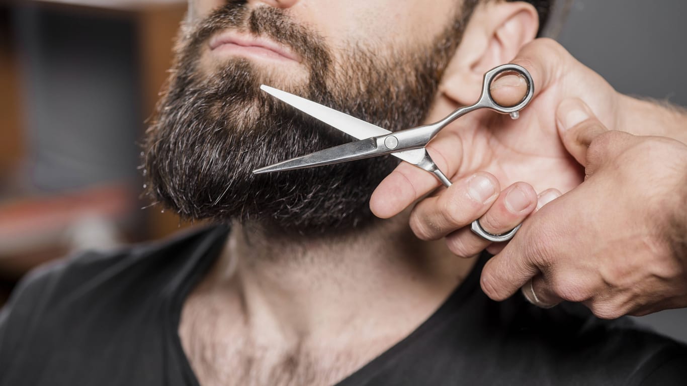 Mann beim Bartschneiden (Symbolbild): Die Hygienestandards waren in einem Großteil der untersuchten Friseursalons und Barbershops unzureichend.