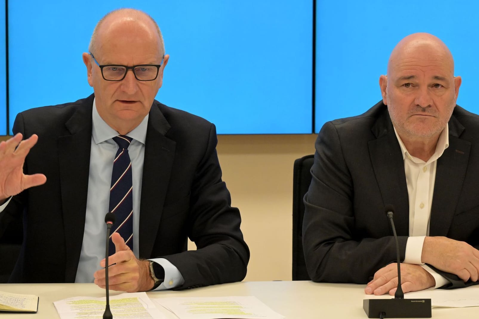 Brandenburgs Ministerpräsident Dietmar Woidke (SPD) und Robert Crumbach, Landesvorsitzenden des BSW Brandenburg (l-r) (Archivbild): Nach der Landtagswahl vor sechs Wochen war ein Bündnis zwischen SPD und BSW die einzig mögliche Koalition ohne die Beteiligung der AfD.