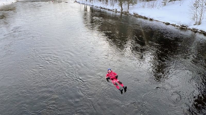 Floating auf dem Fluss Kiveskoski: Hoffentlich halten die Anzüge im kalten Wasser dicht.