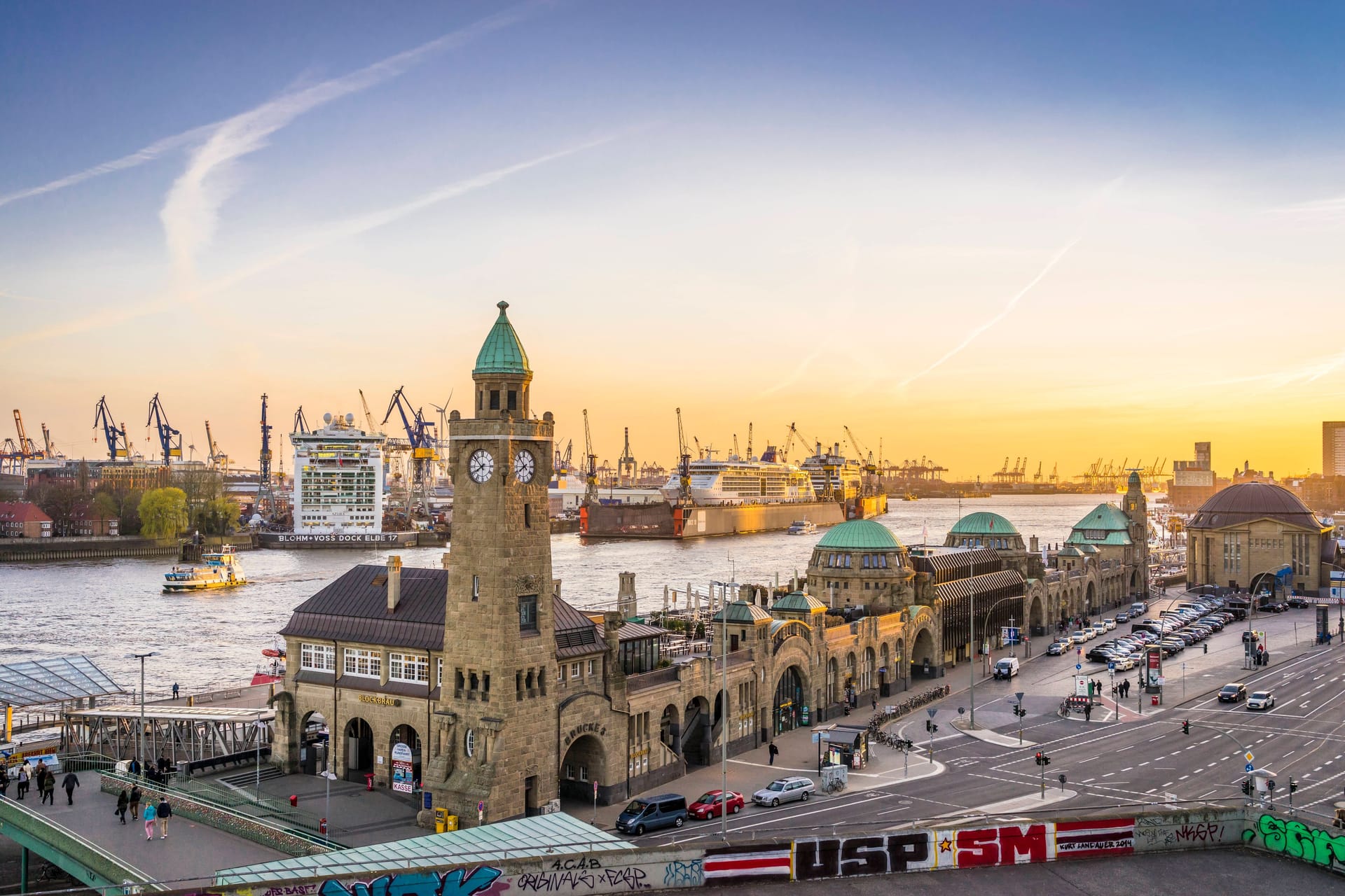 Blick auf die Landungsbrücken (Symbolbild): Laut neuem Glücksatlas belegt Hamburg den Spitzenplatz in Deutschland.