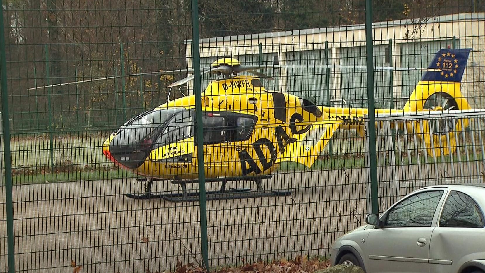 Ein Rettungshubschrauber des ADAC musste am Freitag an einer Dortmunder Schule landen. Dort hatte es einen schweren Arbeitsunfall gegeben.