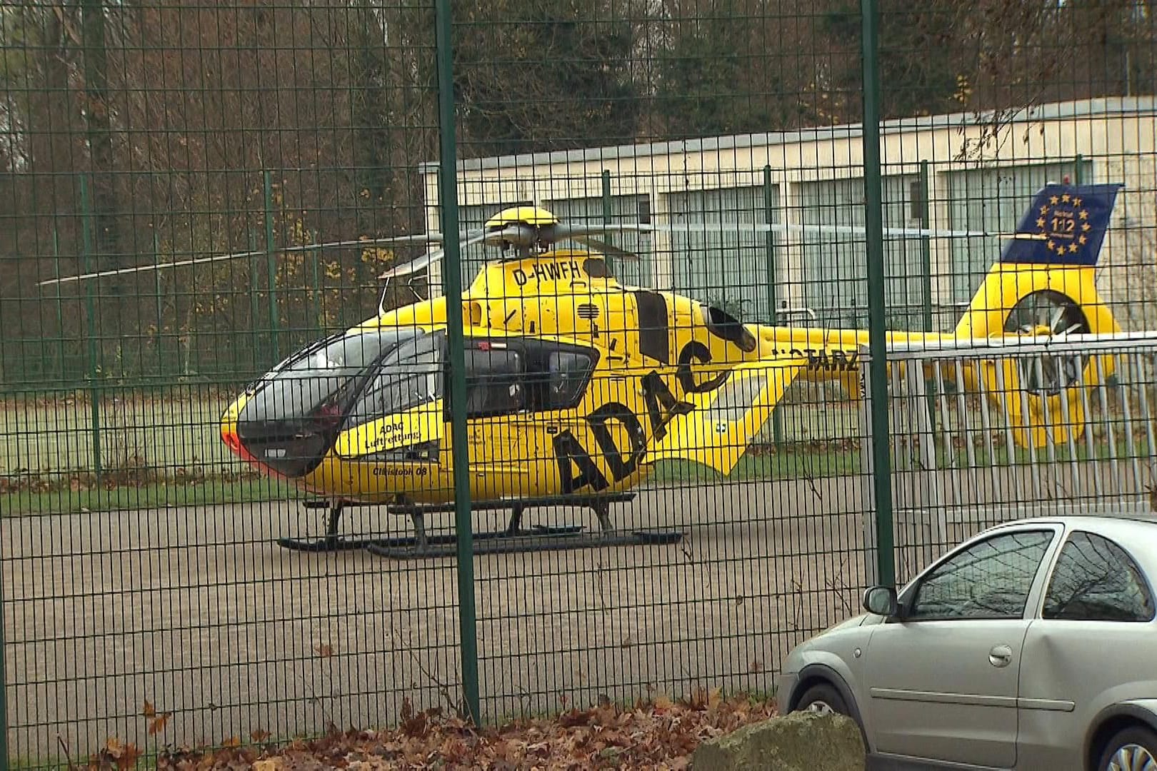 Ein Rettungshubschrauber des ADAC musste am Freitag an einer Dortmunder Schule landen. Dort hatte es einen schweren Arbeitsunfall gegeben.