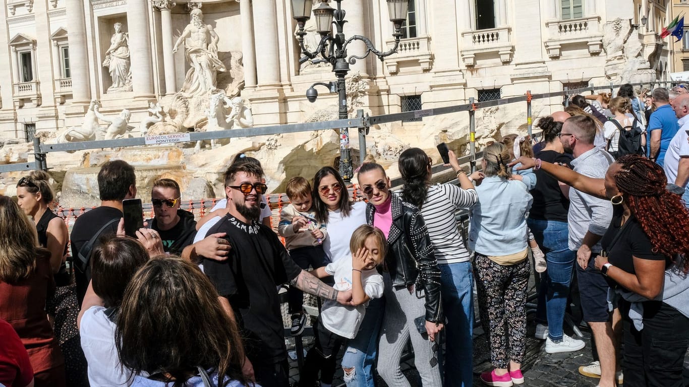 Restaurierung des Trevi-Brunnens in Rom