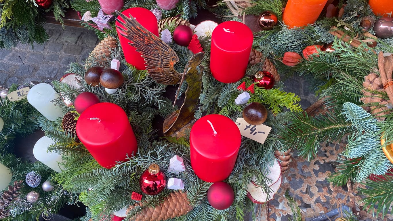 Vier Kerzen, Tannengrün und Deko: Diesen Adventskranz bekommt man etwa am Wiener Platz für 74 Euro.