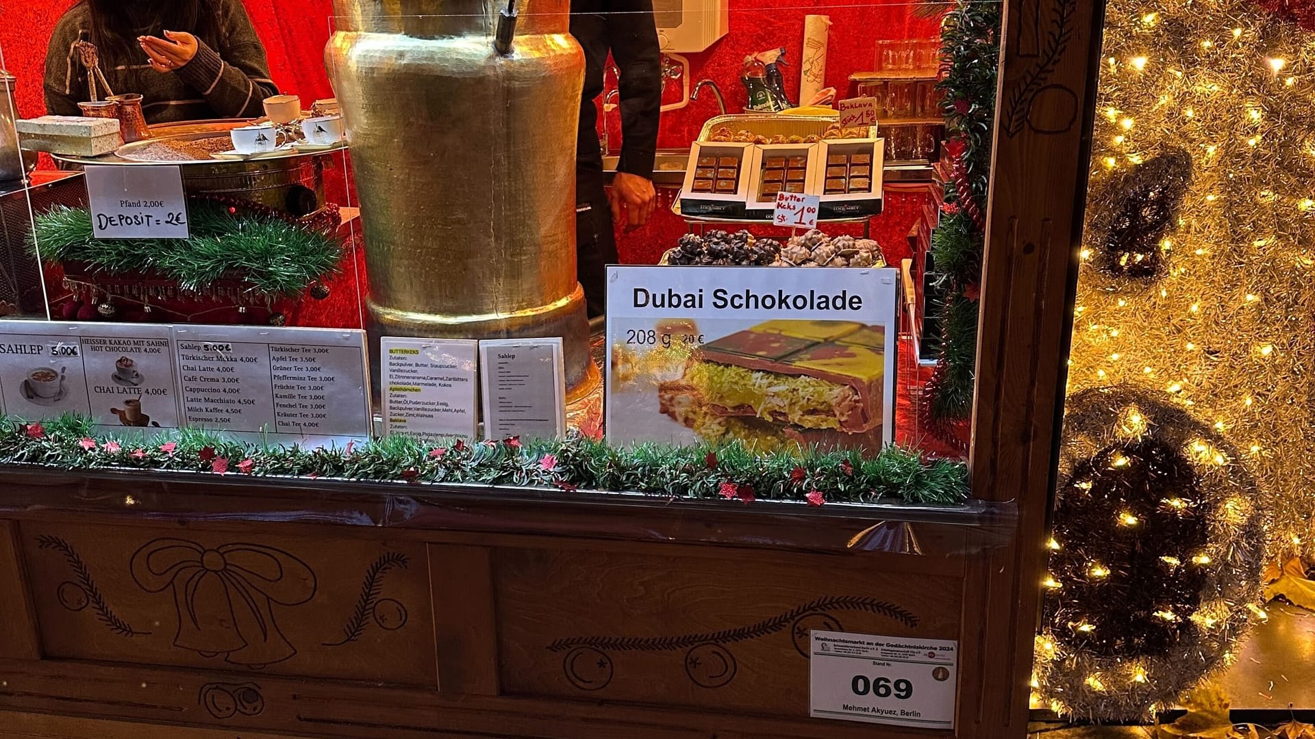 Auch Dubai-Schokolade kann man für 20 Euro auf dem Weihnachtsmarkt kaufen.