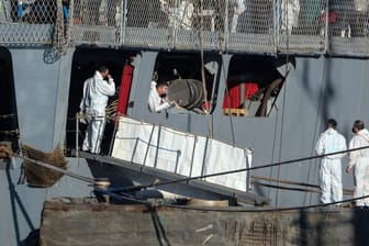 Schiff der italienischen Marine mit Flüchtlingen in Albanien