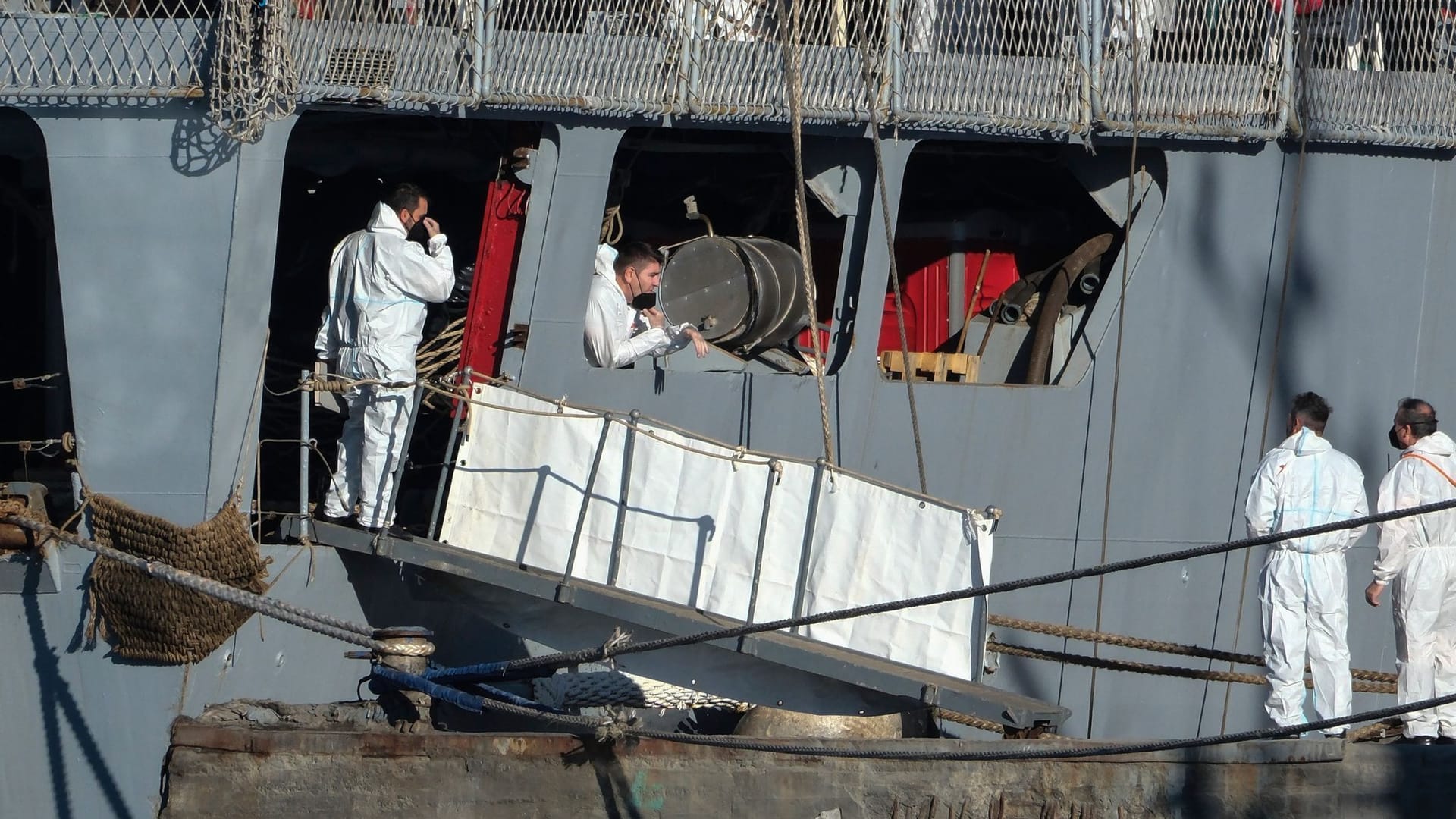 Schiff der italienischen Marine mit Flüchtlingen in Albanien