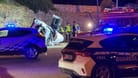 Ein Auto liegt nach einem Unfall neben der Straße: Auf Menorca sind dabei sechs Menschen ums Leben gekommen.