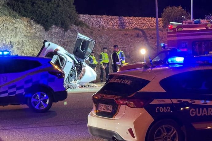 Ein Auto liegt nach einem Unfall neben der Straße: Auf Menorca sind dabei sechs Menschen ums Leben gekommen.