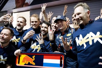 Max Verstappen (Mitte) feiert mit seinem Team: Er sicherte sich in Las Vegas seinen vierten WM-Titel.