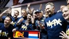 Max Verstappen (Mitte) feiert mit seinem Team: Er sicherte sich in Las Vegas seinen vierten WM-Titel.