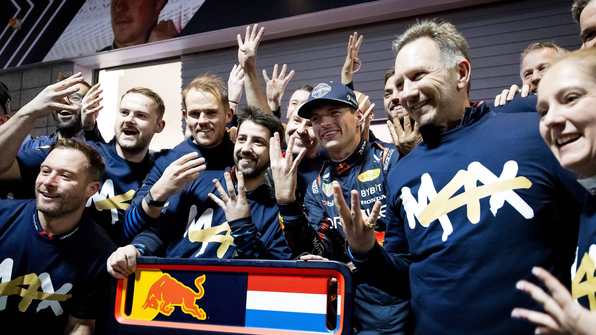 Max Verstappen (Mitte) feiert mit seinem Team: Er sicherte sich in Las Vegas seinen vierten WM-Titel.