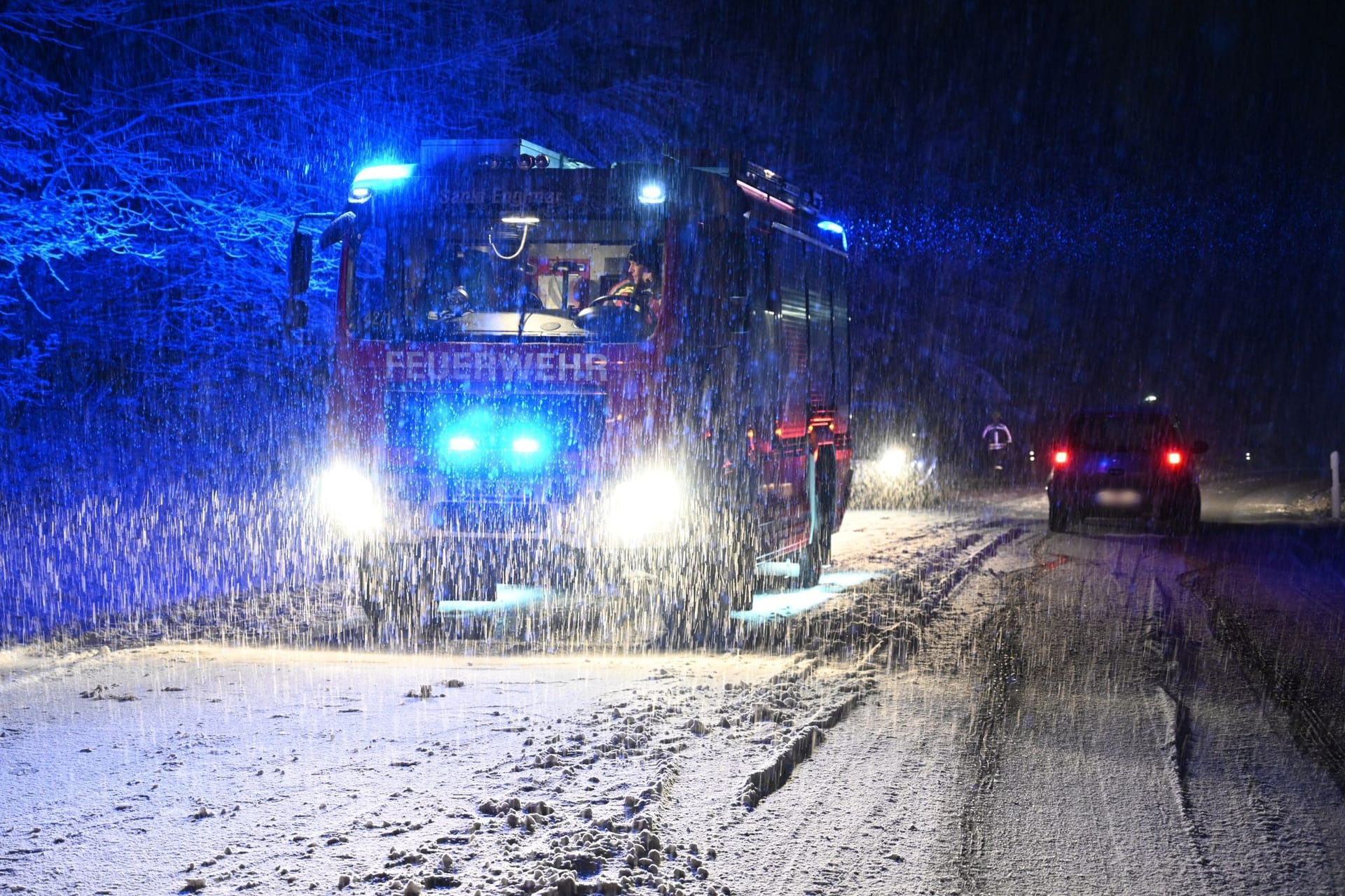 Feuerwehr im Einsatz (Archivbild): In Sachsen kam es bei winterlichen Straßenverhältnissen reihenweise zu Unfällen.