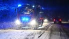 Feuerwehr im Einsatz (Archivbild): In Sachsen kam es bei winterlichen Straßenverhältnissen reihenweise zu Unfällen.