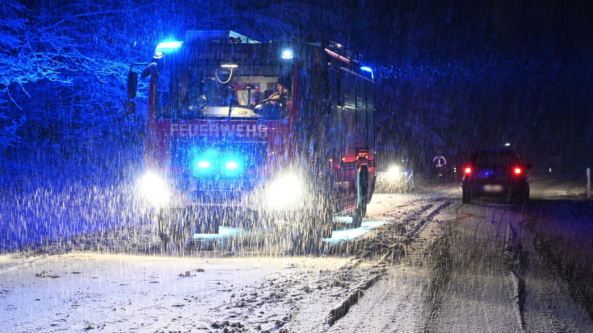 Feuerwehr im Einsatz (Archivbild): In Sachsen kam es bei winterlichen Straßenverhältnissen reihenweise zu Unfällen.