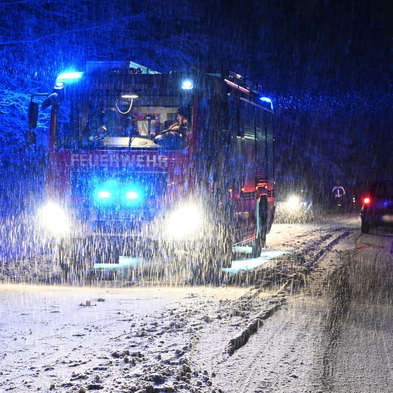 Feuerwehr im Einsatz (Archivbild): In Sachsen kam es bei winterlichen Straßenverhältnissen reihenweise zu Unfällen.