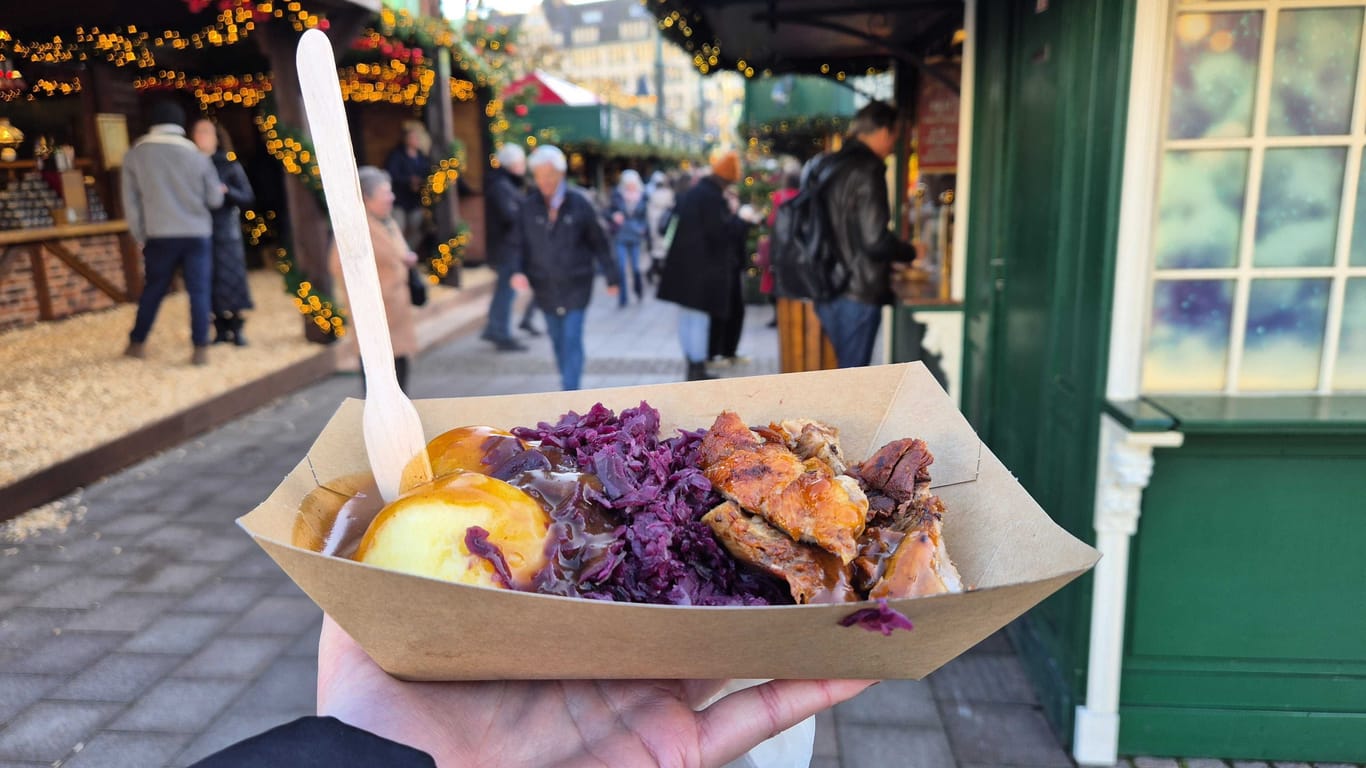 Ente, Klöße und Rotkohl gibt es auf dem Weihnachtsmarkt in Hamburg für 12,50 Euro.