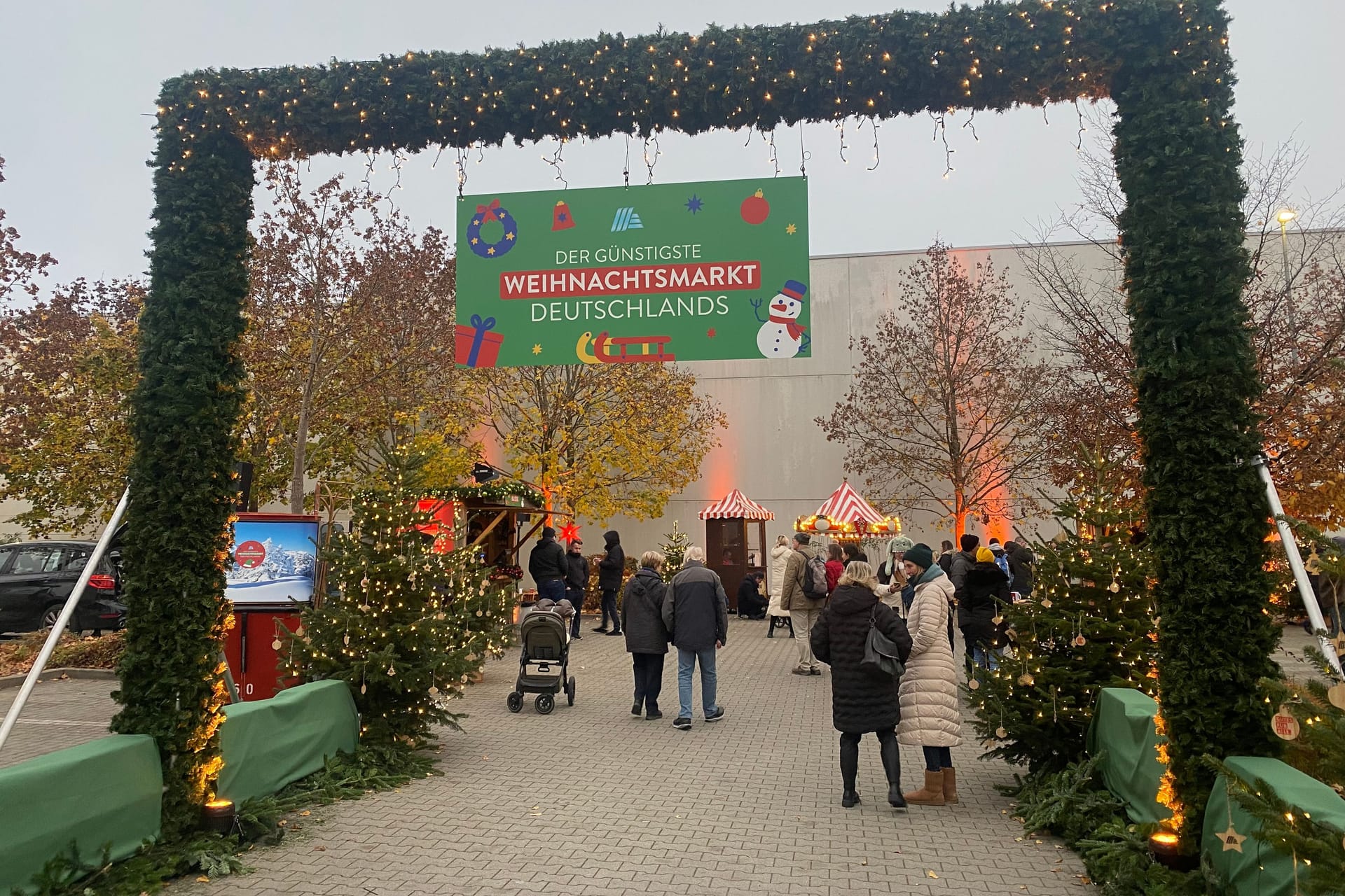 Auf dem Parkplatz vor dieser Münchner Aldi-Filiale hat der Discounter einen von vier Weihnachtsmärkten in ganz Deutschland eröffnet.