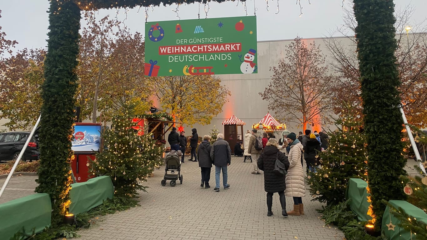 Auf dem Parkplatz vor dieser Münchner Aldi-Filiale hat der Discounter einen von vier Weihnachtsmärkten in ganz Deutschland eröffnet.