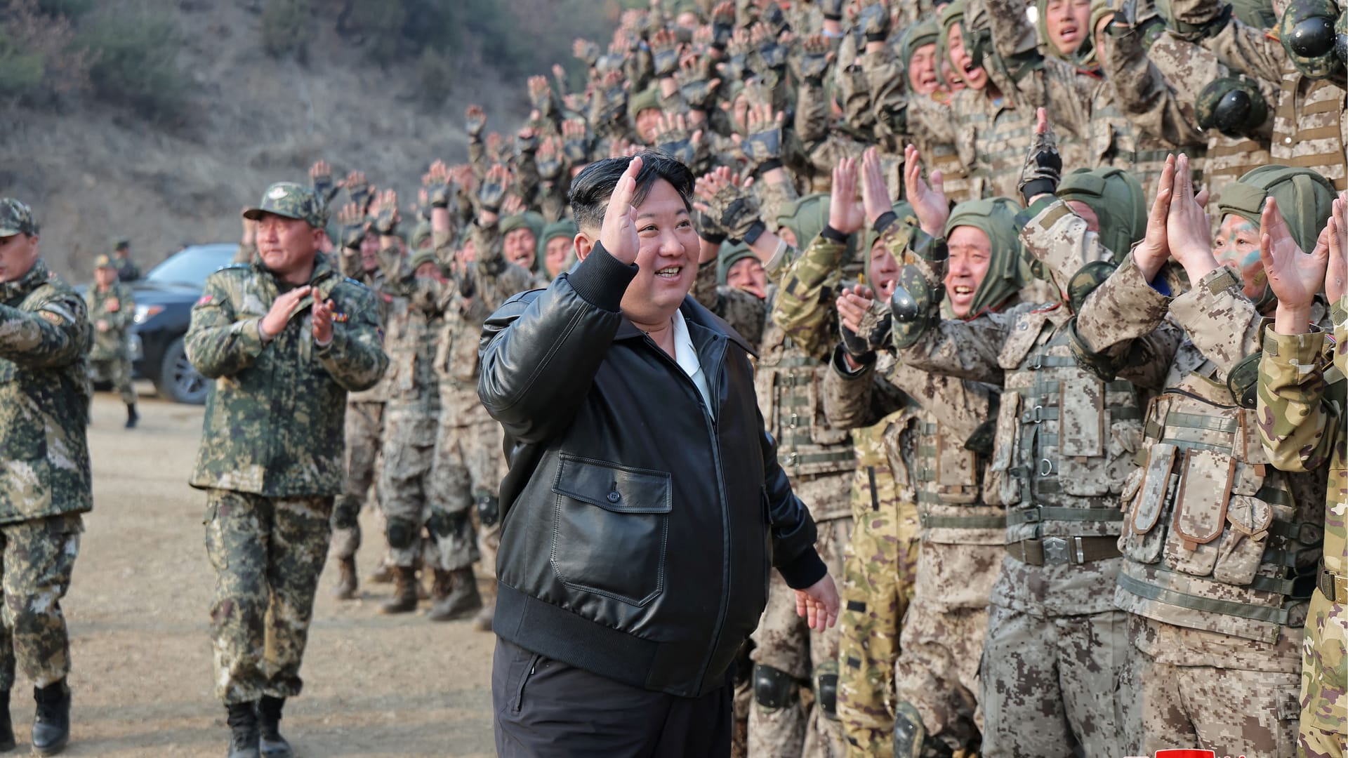 Gute Laune bei der Truppe: Nordkoreas Diktator Kim Jong un mit seinen Soldaten.