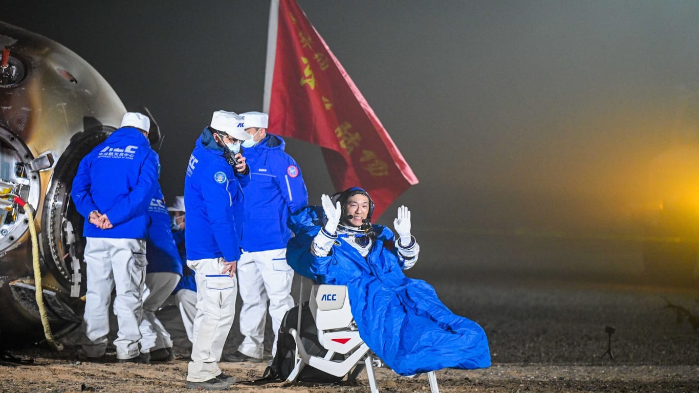 Bemannte Raumkapsel von Shenzhou-18 ist gelandet