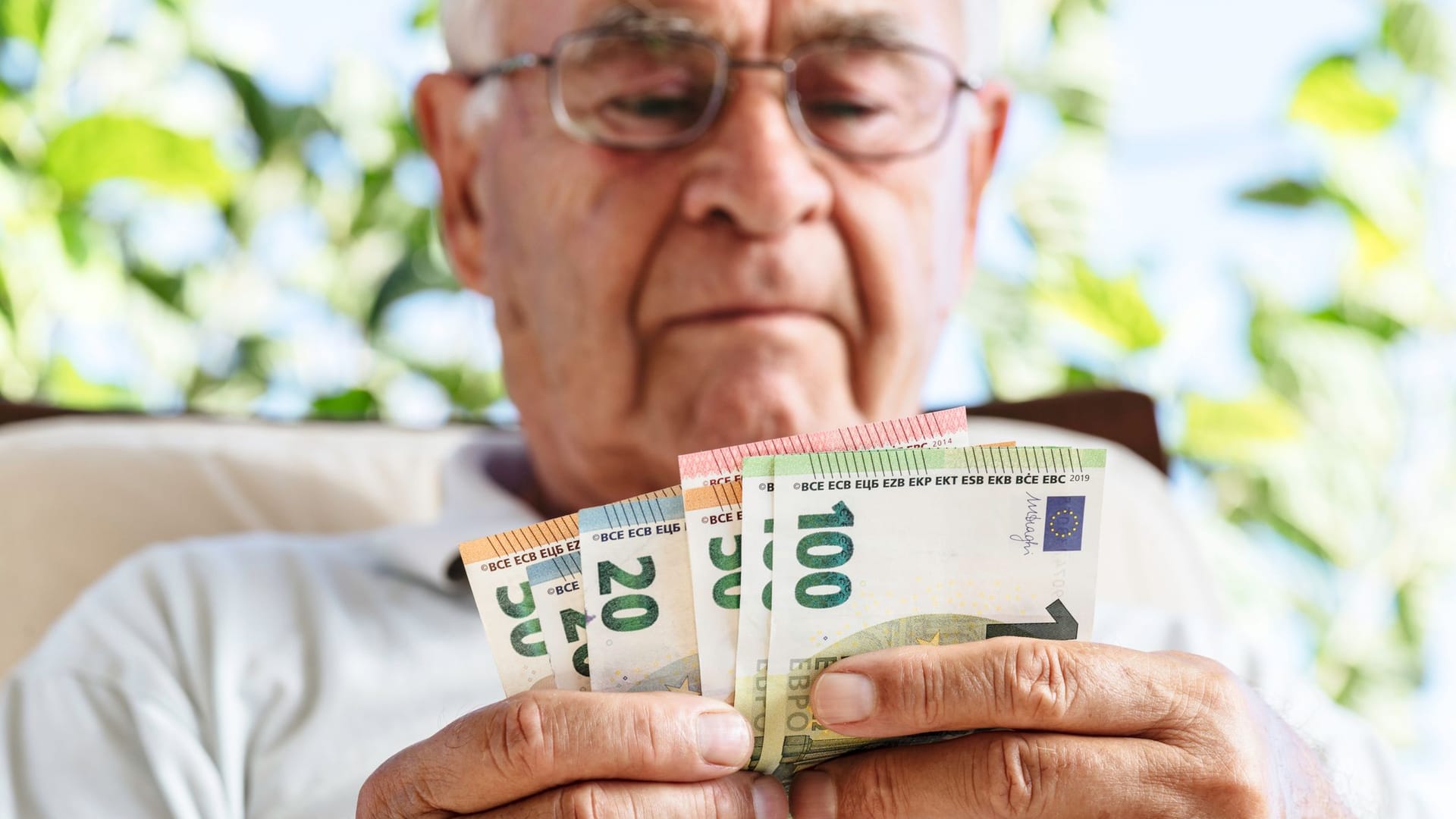 Ein Rentner zählt Geld: In Deutschland gibgt es große Unterschiede in der Höhe des Ruhegelds.