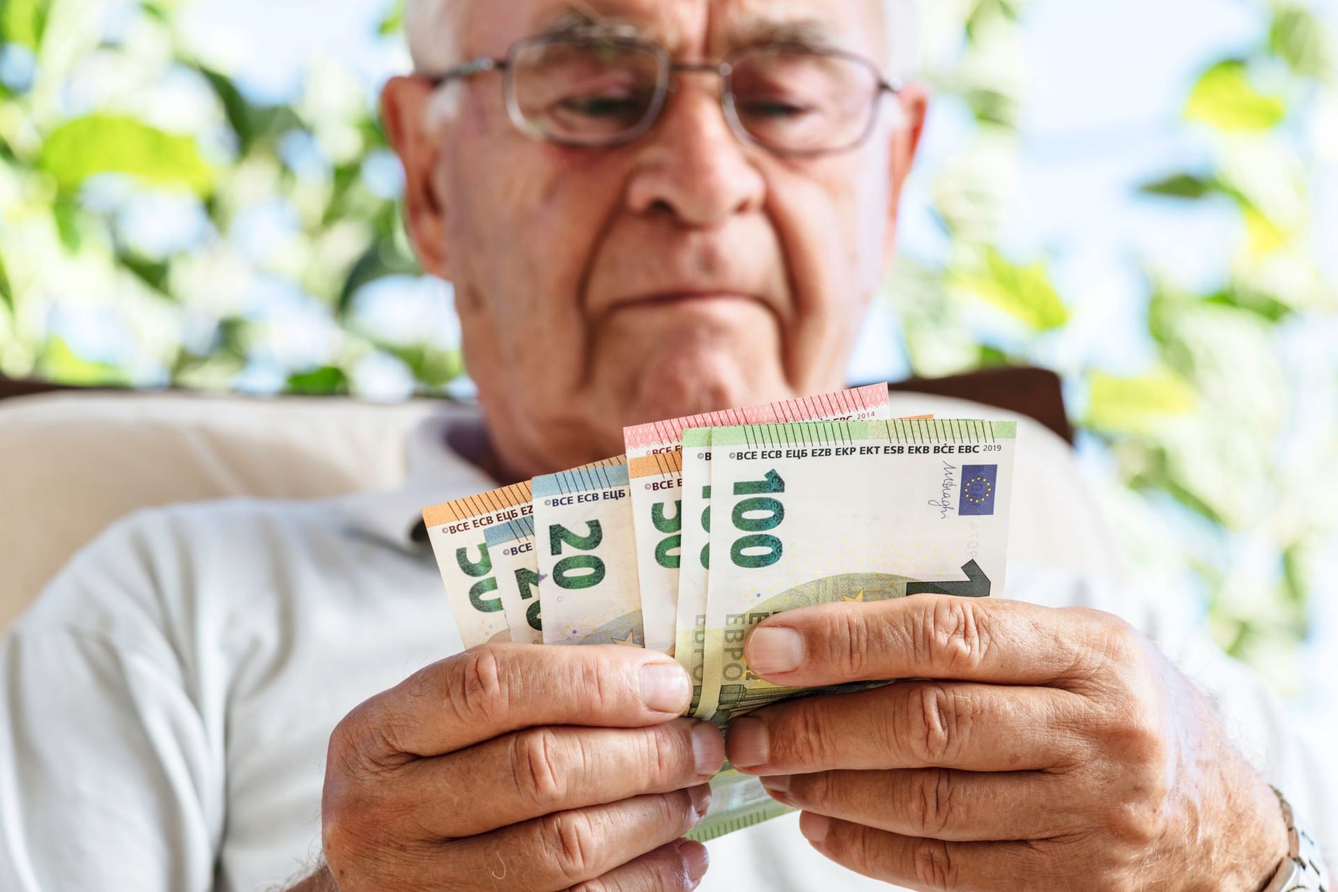 Ein Rentner zählt Geld: In Deutschland gibgt es große Unterschiede in der Höhe des Ruhegelds.