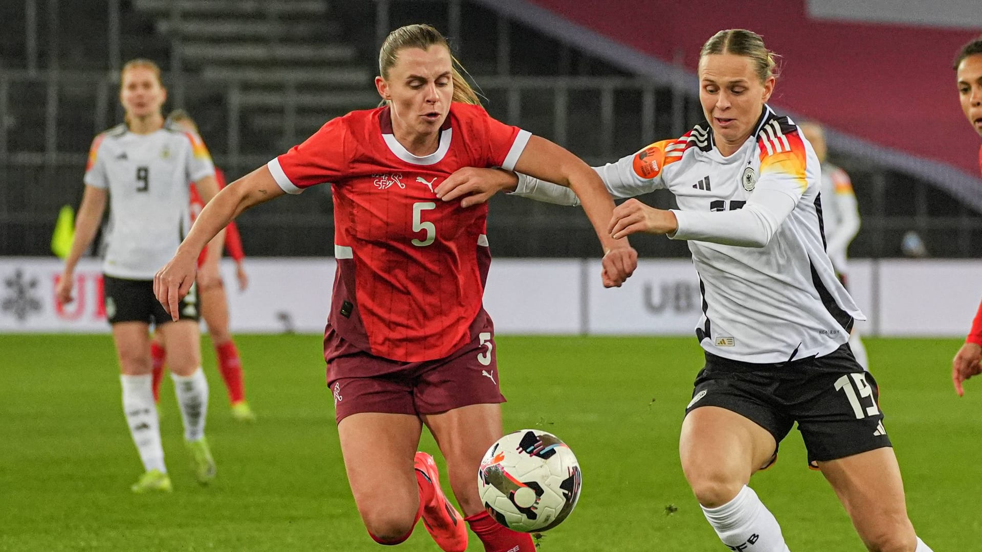 Noelle Maritz und Klara Bühl (r.): Beiden Teams fehlt es an Präzision.