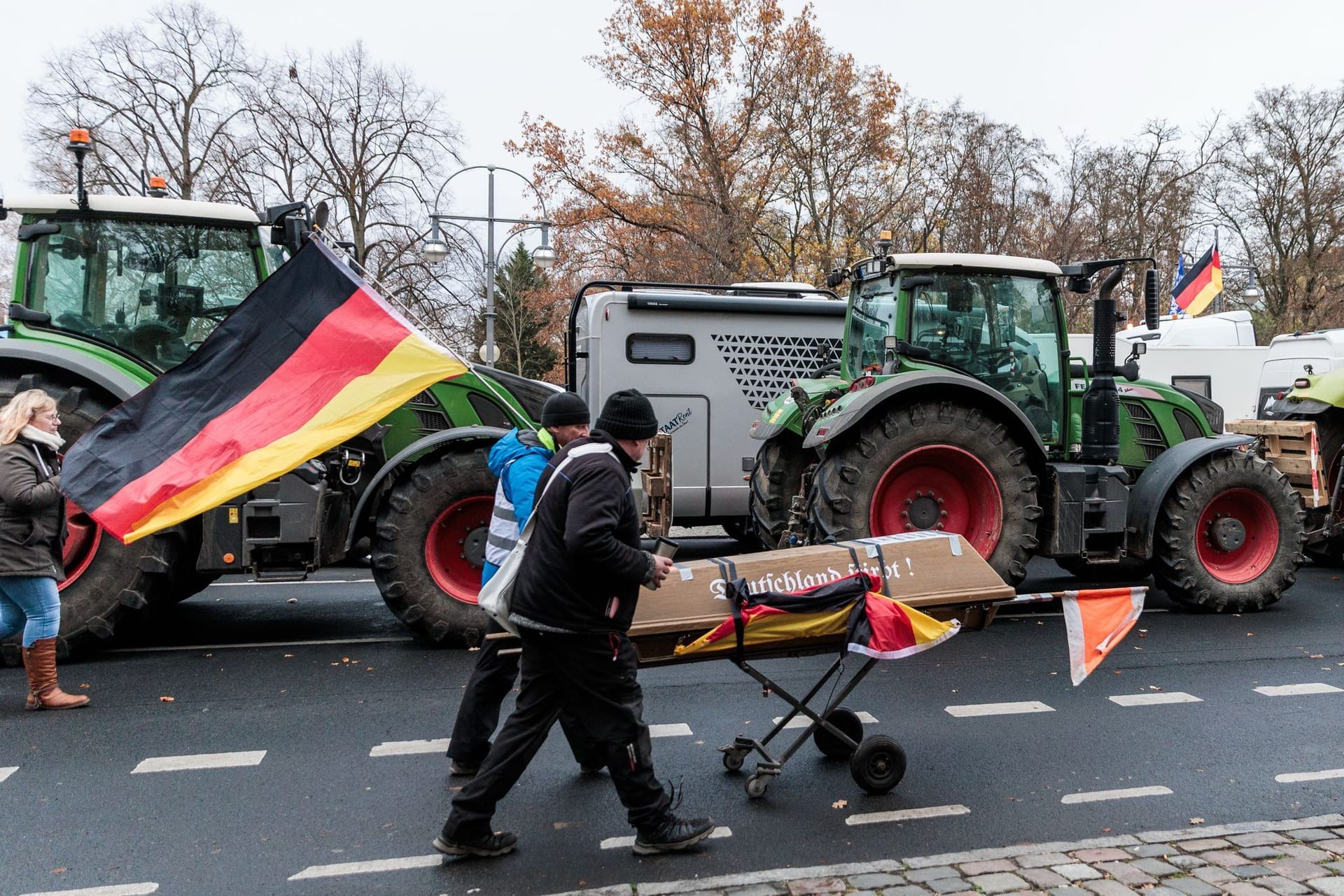 Teilnehmer schieben symbolisch einen Sarg bei der Demonstration des Vereins "Hand in Hand für unser Land" auf der Straße des 17. Juni zum Brandenburger Tor. Erwartet werden zu der Großdemonstration, die als Sternfahrt angekündigt ist, bis zu 10.000 Teilnehmerinnen und Teilnehmer.