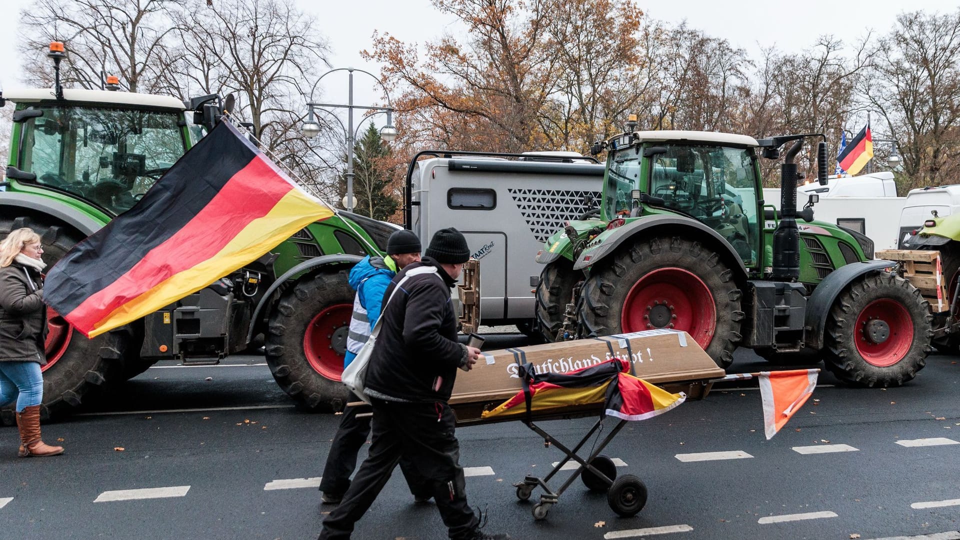 Teilnehmer schieben symbolisch einen Sarg bei der Demonstration des Vereins "Hand in Hand für unser Land" auf der Straße des 17. Juni zum Brandenburger Tor. Erwartet werden zu der Großdemonstration, die als Sternfahrt angekündigt ist, bis zu 10.000 Teilnehmerinnen und Teilnehmer.