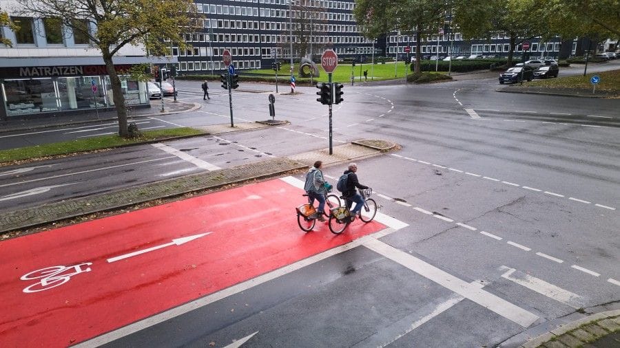 Die Kreuzung Huyssenallee/Friedrichstraße/Hohenzollernstraße (Archivbild): Die Stadt hat sich nun außergerichtlich geeinigt, was die Verkehrsführung betrifft.