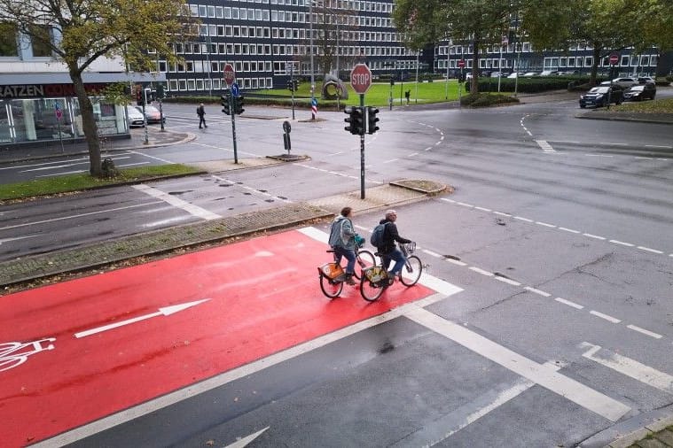 Die Kreuzung Huyssenallee/Friedrichstraße/Hohenzollernstraße (Archivbild): Die Stadt hat sich nun außergerichtlich geeinigt, was die Verkehrsführung betrifft.