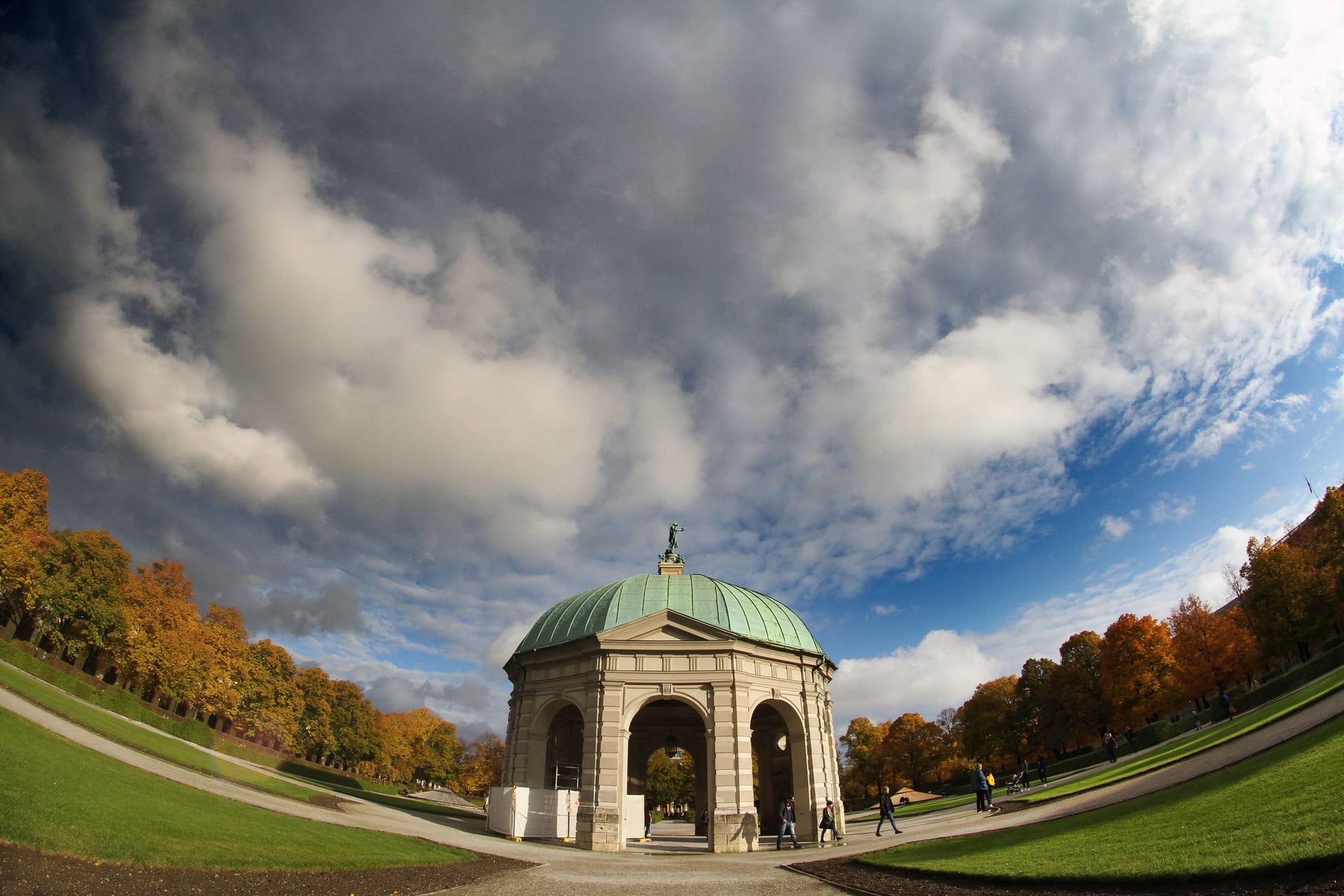 Wolken über dem Dianatempel im Hofgarten (Archivbild): Die Sonne hat es am Dienstag schwer, sich durchzusetzen.