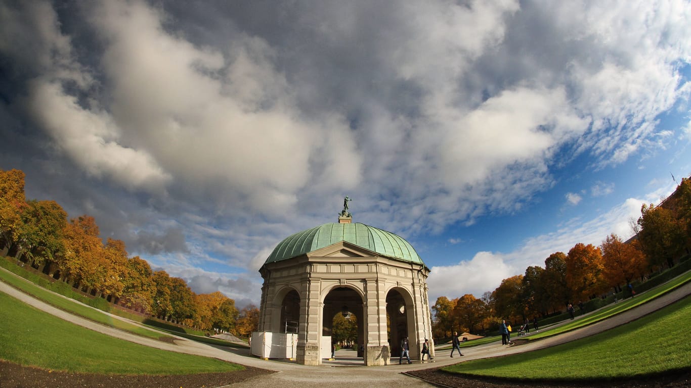 Wolken über dem Dianatempel im Hofgarten (Archivbild): Die Sonne hat es am Dienstag schwer, sich durchzusetzen.