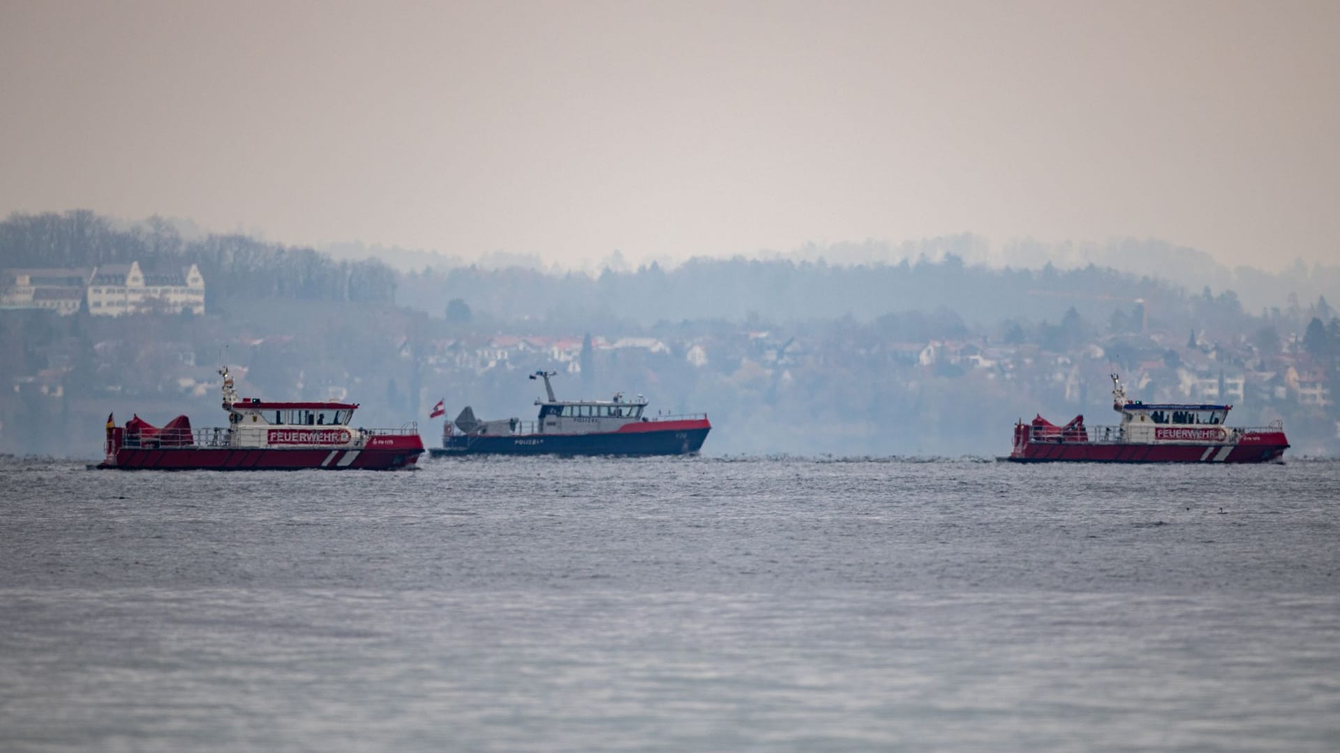 Polizei und Feuerwehr suchen mit Booten nach zwei vermissten Seglern auf dem Bodensee.