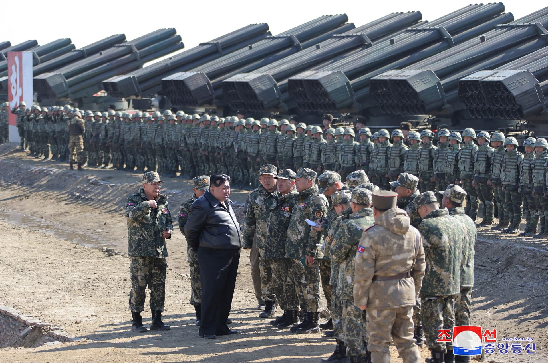 Diktator Kim Jong un lässt sich den Drill bei einer Artillerieeinheit der nordkoreanischen Armee zeigen.