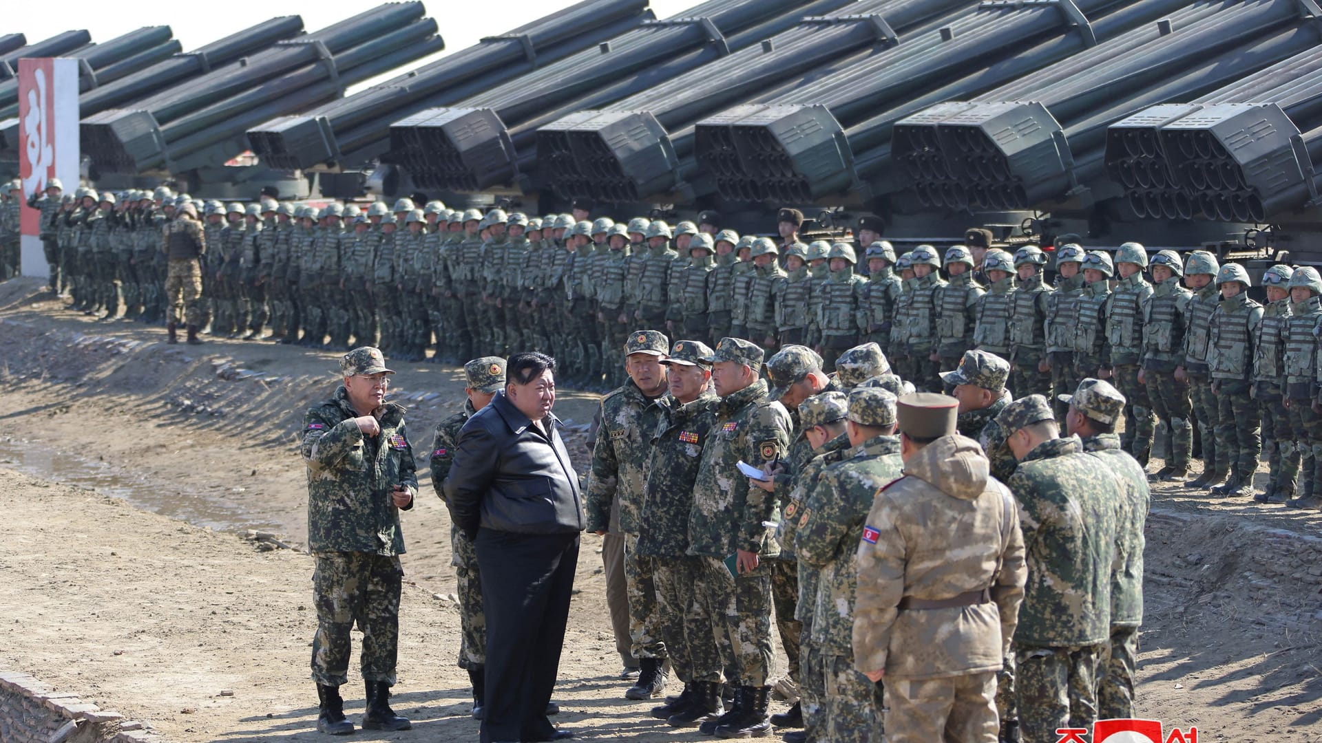 Diktator Kim Jong un lässt sich den Drill bei einer Artillerieeinheit der nordkoreanischen Armee zeigen.