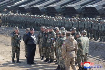 Diktator Kim Jong un lässt sich den Drill bei einer Artillerieeinheit der nordkoreanischen Armee zeigen.