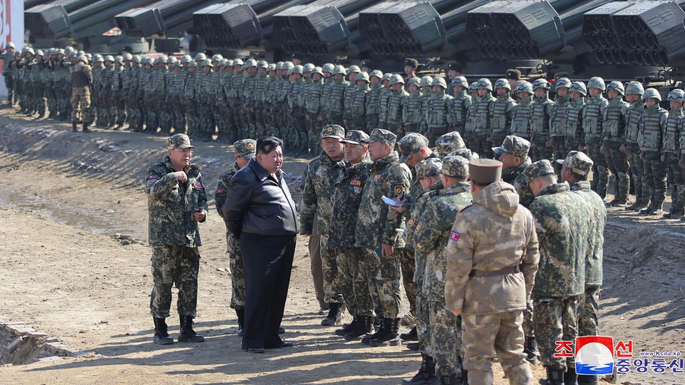 Diktator Kim Jong un lässt sich den Drill bei einer Artillerieeinheit der nordkoreanischen Armee zeigen.