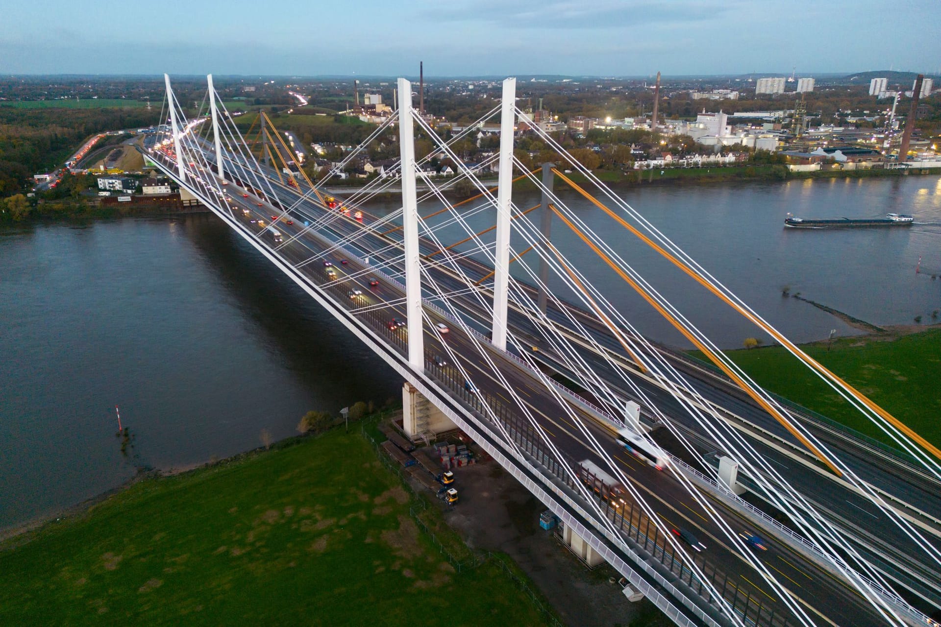 Die A40-Brücke in Duisburg