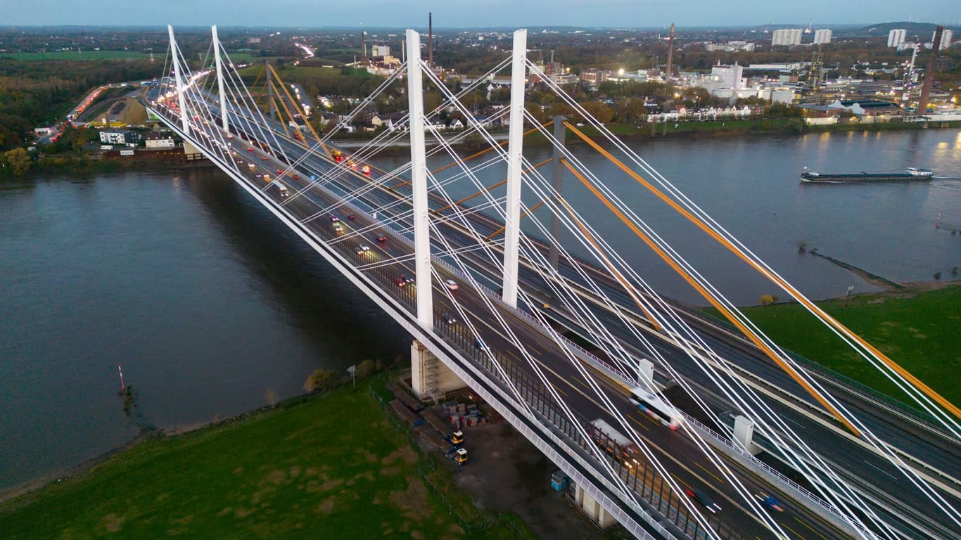 Die A40-Brücke in Duisburg