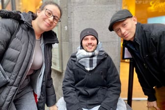 Mona, Alexander und Can haben sich um halb 6 vor der Lindt-Filale am Dom getroffen. Sie waren die ersten, die hier eine Tafel Dubai-Schokolade ergattert haben.