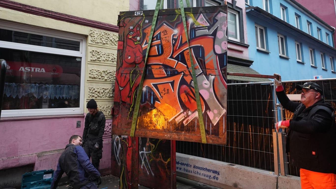 Ein Teil eines Zugangstors zur Herbertstraße wird mit einem Kran weggehoben: Die denkmalgeschützte Anlage wird durch neue Tore ersetzt.