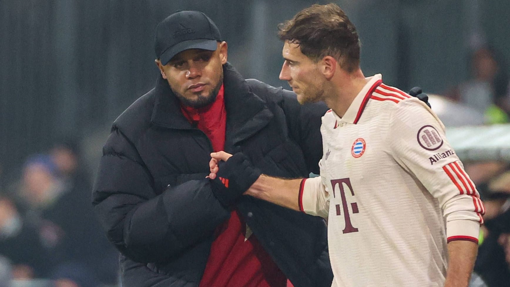 Handschlag: Bayern-Trainer Kompany (li.) und Spieler Goretzka am Rande der Partie gegen Paderborn.