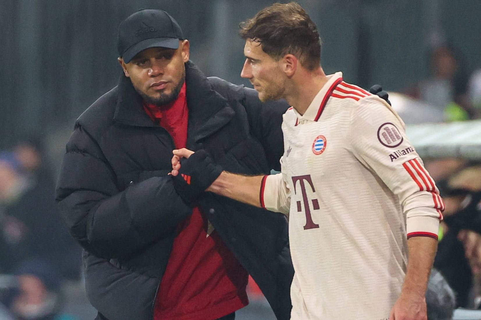 Handschlag: Bayern-Trainer Kompany (li.) und Spieler Goretzka am Rande der Partie gegen Paderborn.