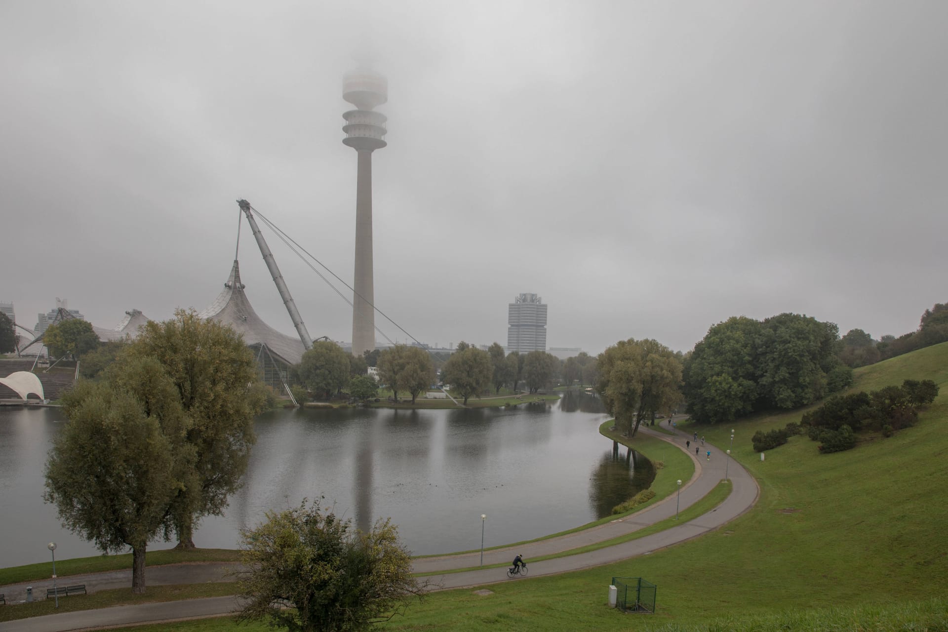 Grau in grau liegt der Olympiapark da (Archivbild): Die Menschen in München müssen sich erneut auf einen tristen Herbsttag einstellen.