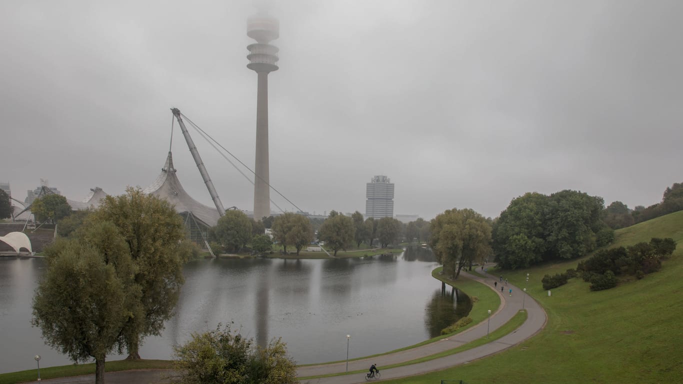 Grau in grau liegt der Olympiapark da (Archivbild): Die Menschen in München müssen sich erneut auf einen tristen Herbsttag einstellen.