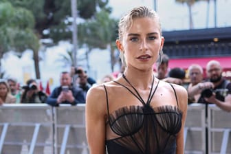 Caro Daur beim Filmfestival in Cannes: Auf Instagram zeigt sie mehrere Hamburger Klischees.