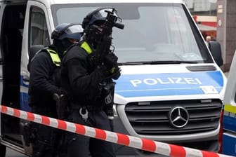 Polizei und SEK in Berlin-Köpenick im Einsatz: Der Tatverdächtige konnte nun offenbar gefasst werden.