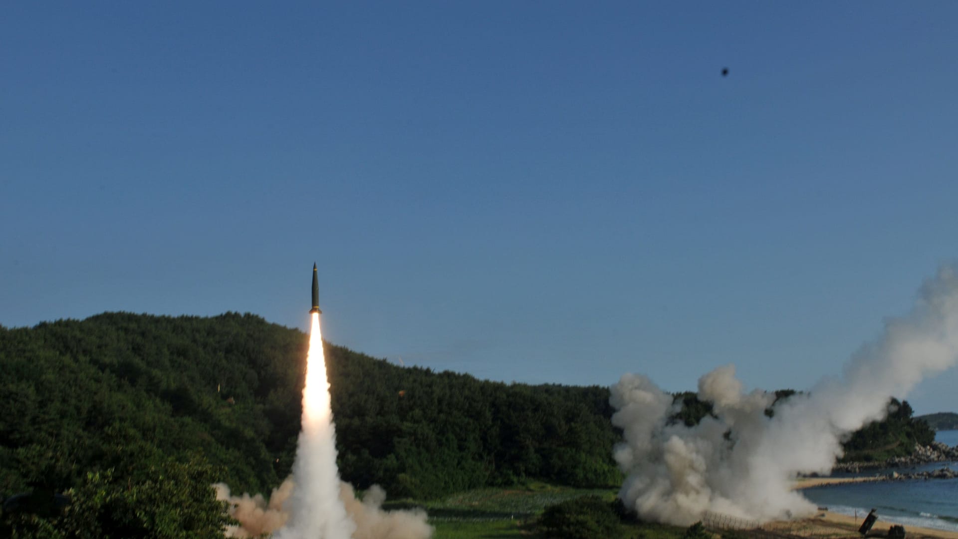 Start eines "Army Tactical Missile System" (ATACMS) in Südkorea: Diese amerikanische Langstreckenwaffe soll der Ukraine gegen Russlands Angriff helfen.